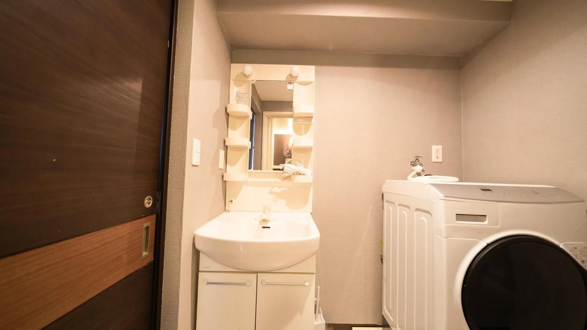G112新宿最中心 交通枢纽 超级商圈 两室一厅 新宿三丁目车站4分 2 Rooms Shinjuku Center 4 Mins To St Max 7P 直达新宿 涉谷 表参道 池袋 上野 代代木 银座 原宿 Tokyo 0*,  Japan